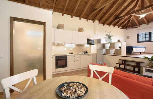 Guimar Apartment | Holiday Home "Las Tres Palmeras" with Mountain Views, Shared Pool and Wi-Fi