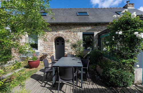 Paimpol House | Holiday Home 'Les Coquelicots Proche Mer' with Private Terrace, Private Garden and Wi-Fi