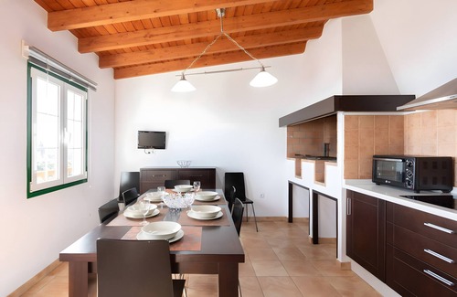 Villa de Mazo House | Holiday Home 'Los Duraznos' with Private Terrace, Private Garden and Wi-Fi