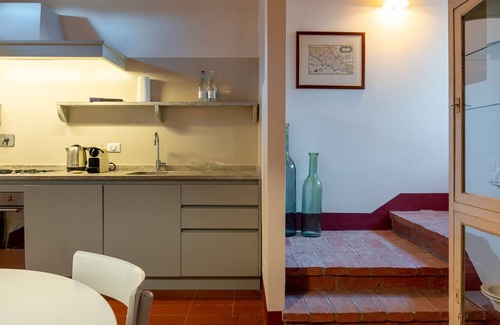 Cortona Apartment | Holiday Home 'Magazzino 4 Superior' with Shared Pool, Wi-Fi and Air Conditioning