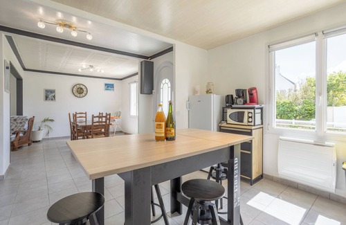 Saint-Guenole House | Holiday Home 'Maison Proche Du Port Plage Et Surf' with Private Terrace, Private Garden and Wi-Fi