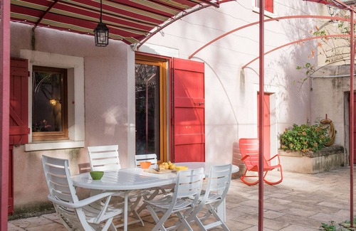 Millau House | Holiday Home 'Maison Piscine Sud France' with Private Pool, Private Terrace and Wi-Fi