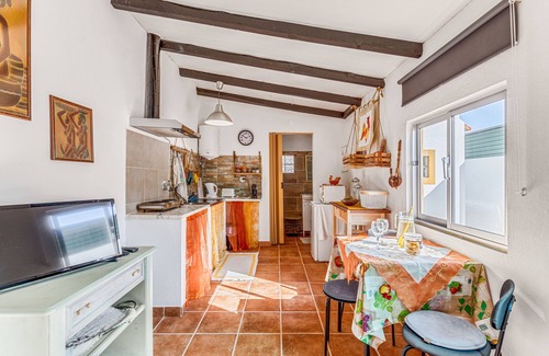 Sao Simao House | Holiday Home "O Mundo Da Lua - Galinheiro" with Shared Garden and Wi-Fi