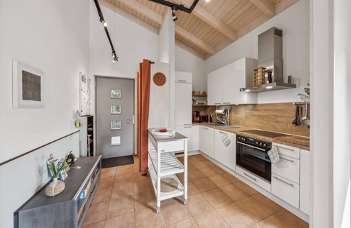 Twist House | Holiday home on a small lake with jetty and garden