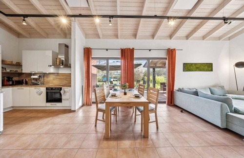 Twist House | Holiday home on a small lake with jetty and garden