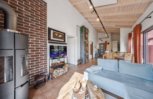 Twist House | Holiday home on a small lake with jetty and garden