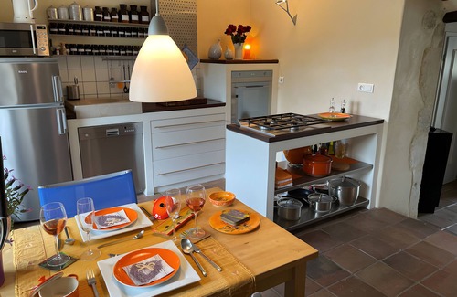 Verfeuil House | Holiday Home 'Orange - Paradis De Provence' with Mountain View, Private Terrace and Wi-Fi