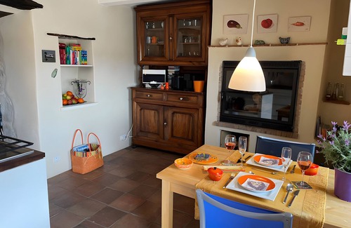 Verfeuil House | Holiday Home 'Orange - Paradis De Provence' with Mountain View, Private Terrace and Wi-Fi