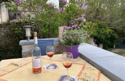 Verfeuil House | Holiday Home 'Orange - Paradis De Provence' with Mountain View, Private Terrace and Wi-Fi