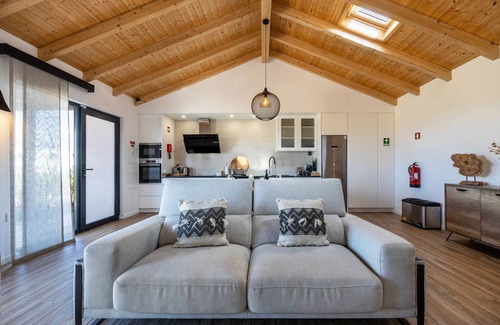 Bemparece House | Holiday Home Planalto Vicentino - Casa Lavanda with Sea View, Terrace & Wi-Fi
