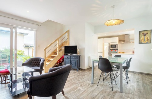 Quimper House | Holiday Home 'Proche De Tout' with Private Terrace, Private Garden and Wi-Fi