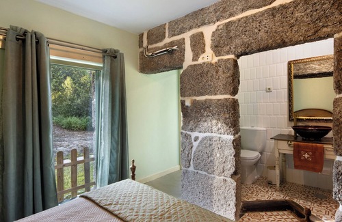 Beijos House | Holiday Home 'Quinta De Sabarigos' with Lake View, Private Pool and Wi-Fi