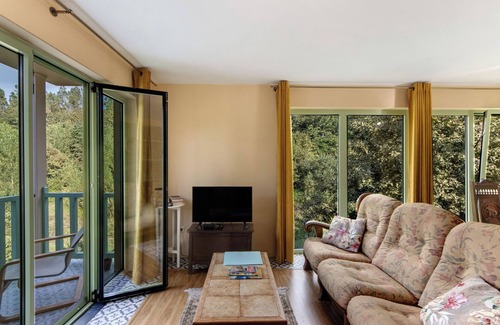Beijos House | Holiday Home 'Quinta De Sabarigos' with Lake View, Private Pool and Wi-Fi