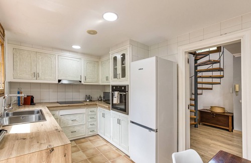 Mont-Ras House | Holiday Home 'Ras' with Private Terrace, Wi-Fi and Air Conditioning