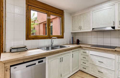 Mont-Ras House | Holiday Home 'Ras' with Private Terrace, Wi-Fi and Air Conditioning