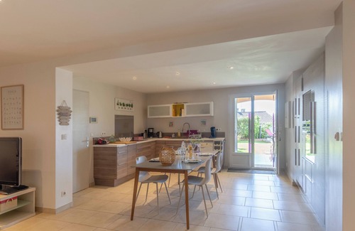 Saint-Privat House | Holiday Home "Spacious Pleasant Accommodation" with Mountain View, Private Pool and Wi-Fi