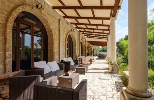 Aradeo House | Holiday Home 'Tenuta San Trifone' with Private Pool, Wi-Fi and Air Conditioning