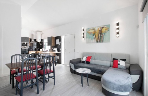 Abades House | Holiday Home 'Tia Osa' with Private Pool, Shared Terrace and Wi-Fi