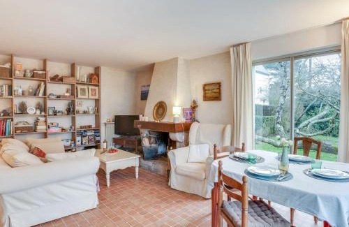 La Trinite-sur-Mer House | Holiday Home Ty Mam Goz by Interhome