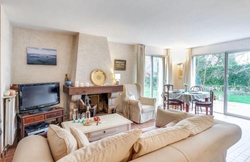 La Trinite-sur-Mer House | Holiday Home Ty Mam Goz by Interhome