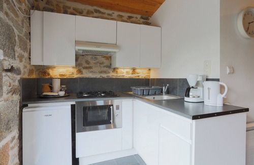 Plouegat-Moysan House | Holiday Home 'Ty Ar Dreuz' with Private Terrace, Shared Garden and Wi-Fi