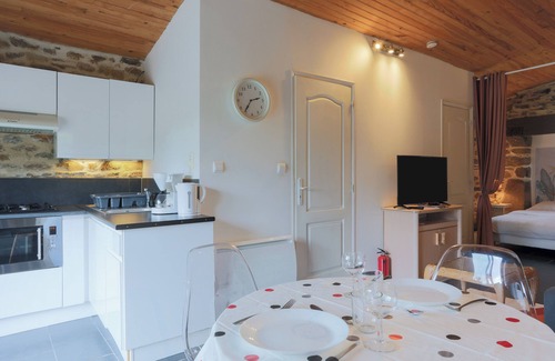 Plouegat-Moysan House | Holiday Home 'Ty Ar Dreuz' with Private Terrace, Shared Garden and Wi-Fi