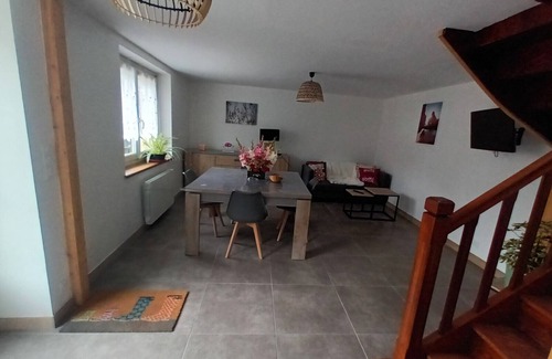 Locarn House | Holiday Home 'Ty Ma Zud' with Private Terrace and Wi-Fi