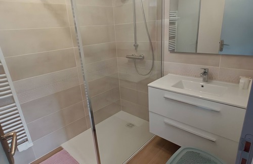 Locarn House | Holiday Home 'Ty Ma Zud' with Private Terrace and Wi-Fi