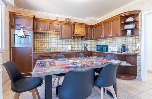 Trevignon House | Holiday Home 'Ty Porz Mouzic' with Sea View, Private Garden and Wi-Fi