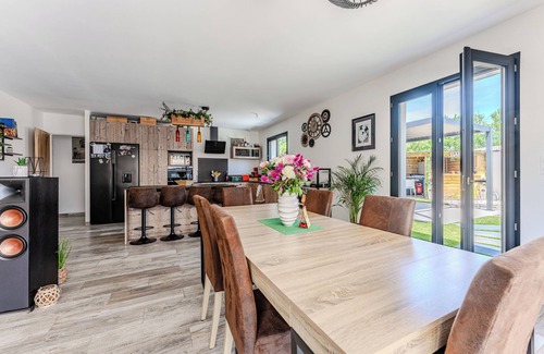 Parentis-en-Born House | Holiday Home 'Villa Mayana' with Private Pool, Wi-Fi and Air Conditioning