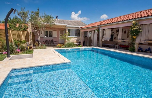 Brnjica House | Holiday Home Velini Dvori
