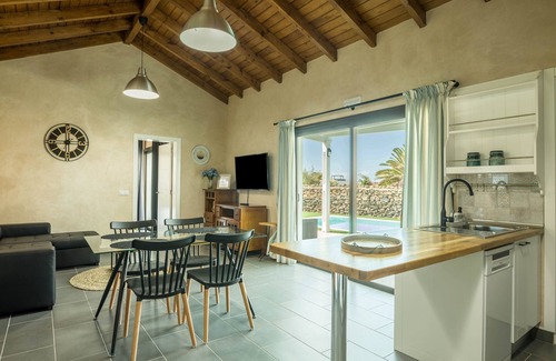 La Oliva Villa | Holiday Home “Villa Era” with Garden, Pool, Terrace & Wi-Fi