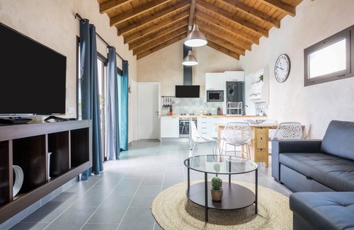 La Oliva Villa | Holiday Home “Villa Era 1” with Garden, Pool, Terrace & Wi-Fi