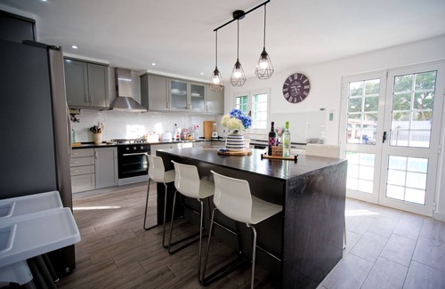 Vila Nogueira de Azeitao Villa | Holiday Home Villa As Cumadres with Mountain View, Pool, Garden & Wi-Fi