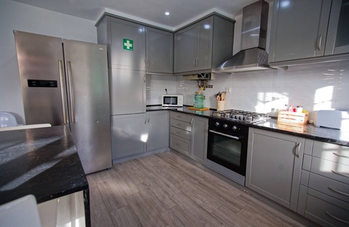 Vila Nogueira de Azeitao Villa | Holiday Home Villa As Cumadres with Mountain View, Pool, Garden & Wi-Fi