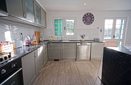 Vila Nogueira de Azeitao Villa | Holiday Home Villa As Cumadres with Mountain View, Pool, Garden & Wi-Fi