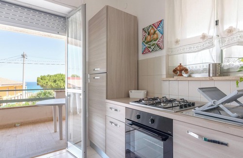 Gallina House | Holiday Home "Villa Clara" with Sea View, Covered Terrace & Garden