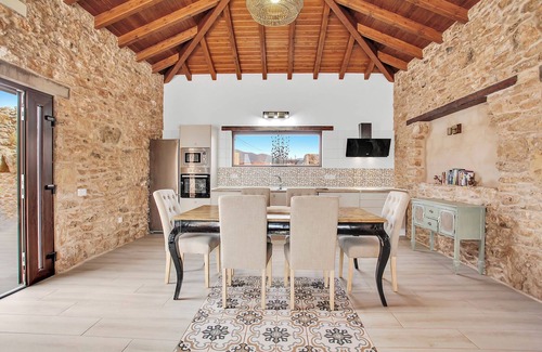 Tiscamanita Villa | Holiday Home Villa Rural Sajoná with Sea Views, Pool and Wi-Fi