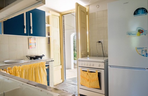 Il Monte House | Holiday Home Villa Grazia close to the Sea with Private Garden & Wi-Fi