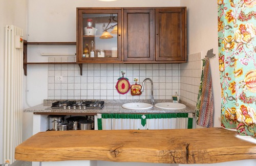 Pomarance House | Holiday Home 'Vinciguerra 39' with Private Garden and Wi-Fi