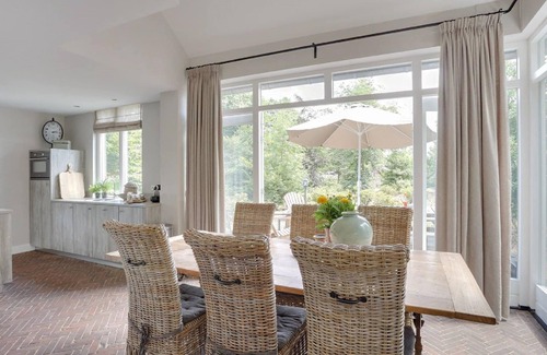 Uden Cottage | Holiday Home With a Terrace at Bedafse Bergen