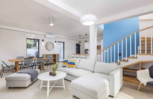 Barbariga House | Holiday home with air conditioning and outdoor pool
