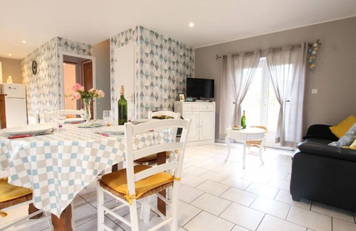 Saint-Marcouf Cottage | Holiday Home with Wi-Fi, Enclosed Garden and Pets Allowed in Saint-Marcouf