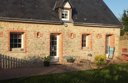 Saint-Marcouf Cottage | Holiday Home with Wi-Fi, Enclosed Garden and Pets Allowed in Saint-Marcouf