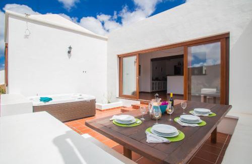 Tabayesco Villa | Holiday house Casa Mariposa in Tabayesco