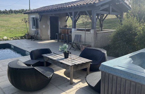 Monflanquin House | Holiday house in the countryside with swimming pool and private jacuzzi. Guaranteed relaxation