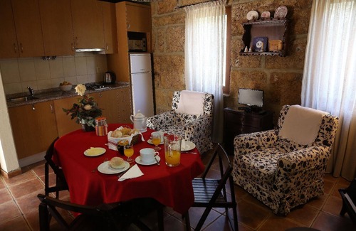 Varzea de Abrunhais House | Holiday House in Várzea De Abrunhais with Private Parking