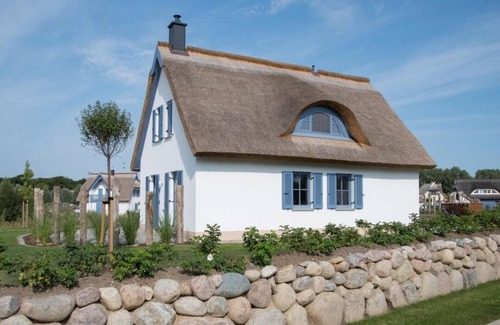 Parow Apartment | Holiday house "Lagom" with garden furniture and beach chair