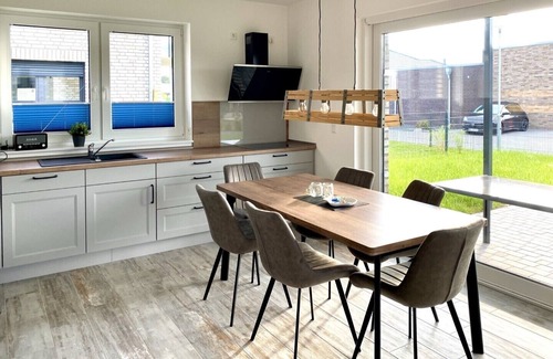 Barssel House | Holiday house Panoramadeck on Lake Harkebrügger See with sauna and fireplace