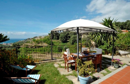 Pompeiana House | Holiday house with 3 apartments with private garden with sea view and swimming pool!